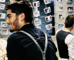  Ladies and Gentlemen I give you Zayn Malik giggling.      