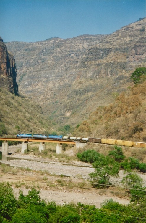 Tren de carga y puente, Barrancas del Cobre, Sinaloa o Chihuahua, México, 1997.