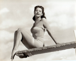  Yvonne De Carlo - c.1945 (by thetag1) 