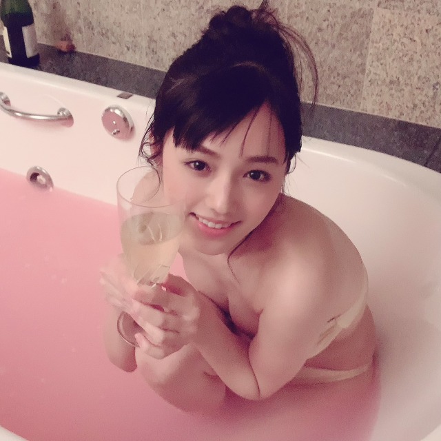 安藤咲桜「20歳の夜」
Lovely girl getting age 20, how to celebrate this night?