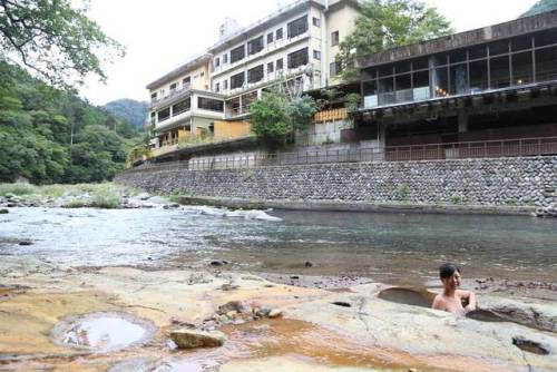 ここは栃木県の塩原温泉郷福渡温泉の岩の湯(共同浴場)です３つある露天風呂のうちのひとつで岩の湯を好きな方々が管理する混浴温泉です向かいの建物から丸見えなのはもちろんこの日はなぜか目の前で釣りをする若者