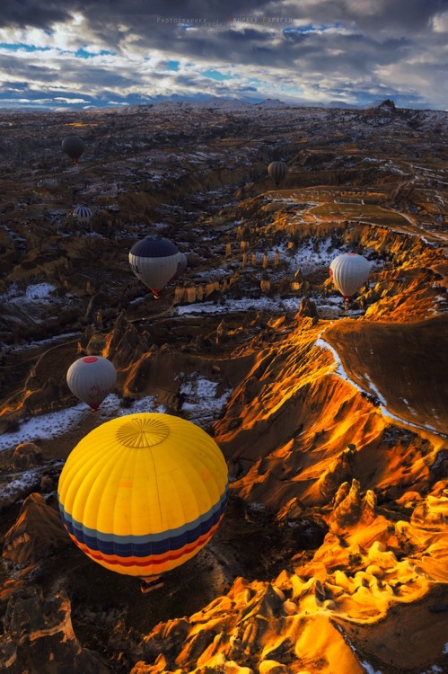 mymodernmet:  A historical region in Central Anatolia in Turkey, Cappadocia is known for its unusual, moon-like landscape. It’s a mixture of naturally formed hills, deep canyons, valleys, and conical rock formations called “fairy chimneys” that