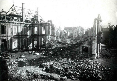 L’hôtel de ville de Chartres après le bombardement du 26 mai 1944.