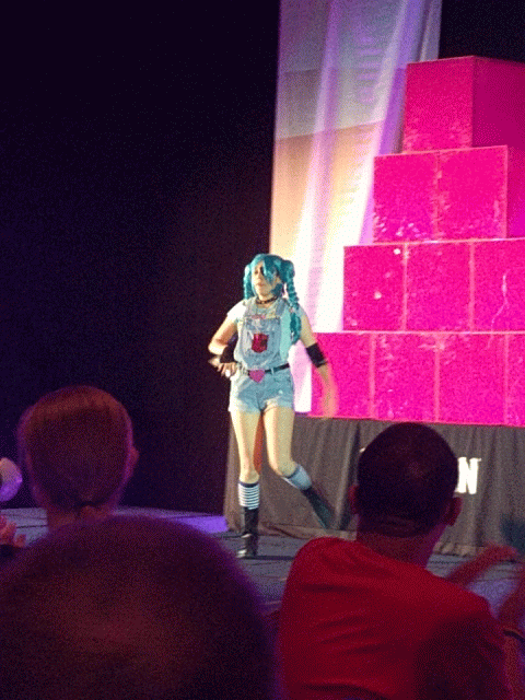 chaozrael:  qweety:some gifs of some of the cosplays Im back from TN and I had a