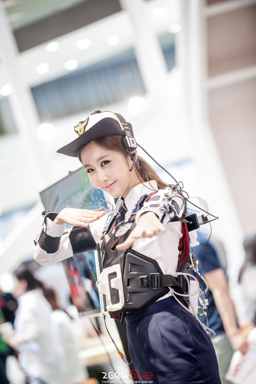 Model Choi Byul-I geared up at World IT Show 2015 ~ Photo by Zero5ive