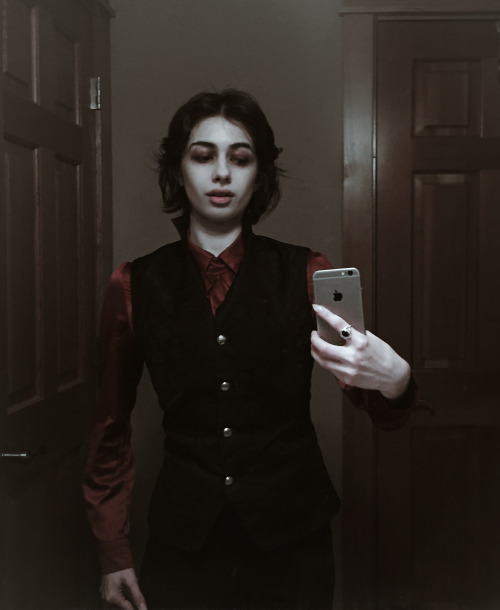 annabellioncourt:vaciel:I got a new waistcoat.Vampire artist is also an actual vampire.(Love the out