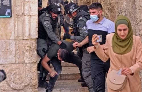 Al-Aqsa Under Attack right now in a brutal way, israel occupation forces attack Palestinian women, t