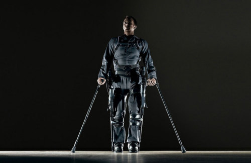 cjwho:  ekso bionics suit | wearable robot allows paraplegics to walk via.designboom being paraplegi