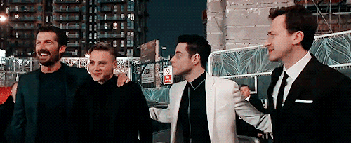 Rami Malek Pointing You Out At The Bohemian Rhapsody Premiere For Pickpocketing His Wallet And Brings