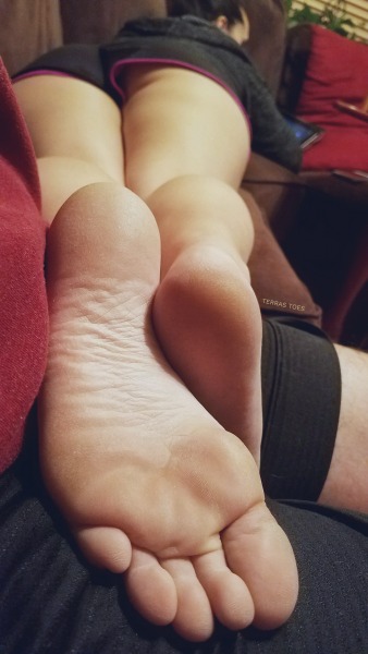 Porn terras-toes:Her soft bare soles definitely photos