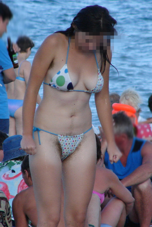 proudofherbush:Wow - I love the confidence this woman must have to show her natural body in public l