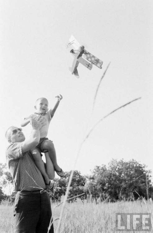 good-and-colorful: jump-suit:Neil Armstrong with his son Eric. Photos by Ralph MorseI’ve n