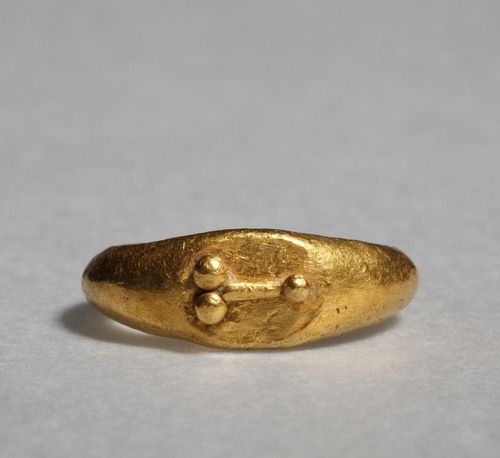 maximien: Finger ring with a phallus in relief - Gold - Roman