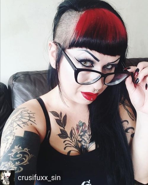 Credit to @crusifuxx_sin : I love red probably just as much as I love black so I did a thang to my b