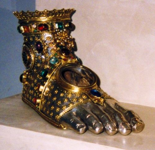 lafemmedemon: thx-a-latke: saintoflesbos: foot reliquary  quentin tarantino’s infinity wa