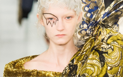 Say hello to the crazy details of Maison Margiela. Like the mixture of fabrics en details in this co