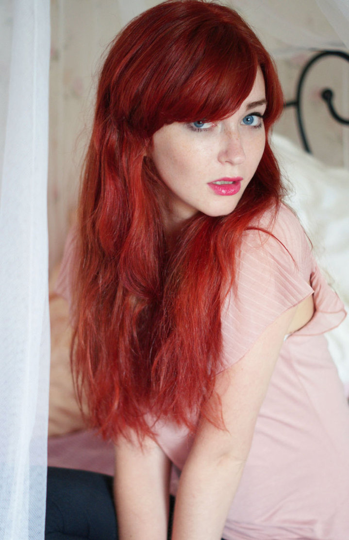 redheadcontrol:  Síguenos en Facebook! Carly