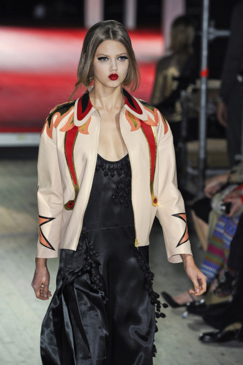 pulloutyourfreakumdress:  Lindsey Wixson for Miu Miu S/S 2011. 