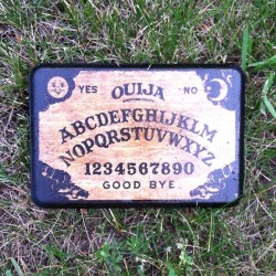 badmoonconsignment:  Ouija board, ouija board,