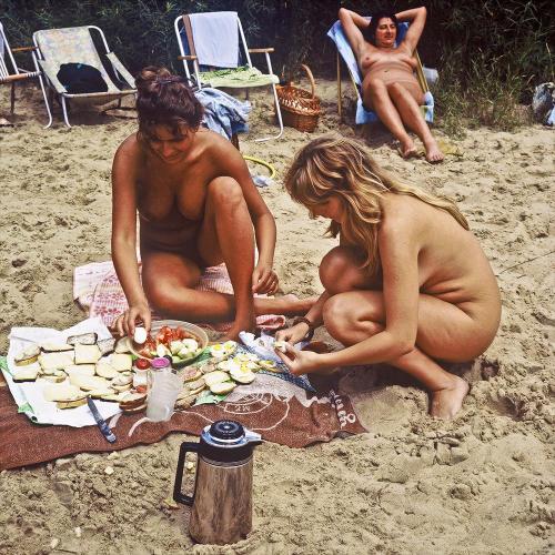 livevintagenaturism-be: Poland, Miedzeszyn Nice spread.