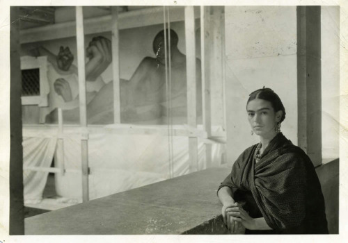 hauntedbystorytelling: Frida Kahlo at the Art Institute of Detroit, Michigan, 1932. (On the back: Pa