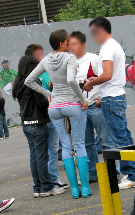 nalgonaseverywhere:  Esperando al Tri.  I miss seeing girls in these type of jeans :( lol