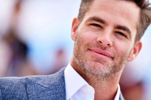 angelguardiandelamoda:Cannes 2016… Chris Pine. Viste de Giorgio Armani. 