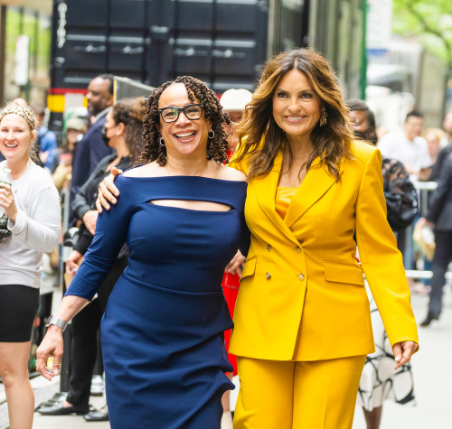  Mariska Hargitay +  Epatha Merkerson & Chris Meloni @ the 2022 NBC Upfront