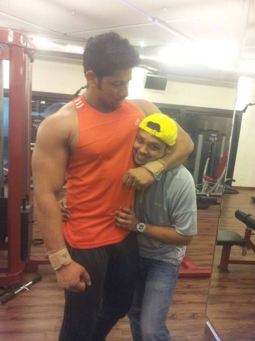 jjsmithmg: The tall guy is 6′6 Here is a huge alpha male. Check out the size difference in the