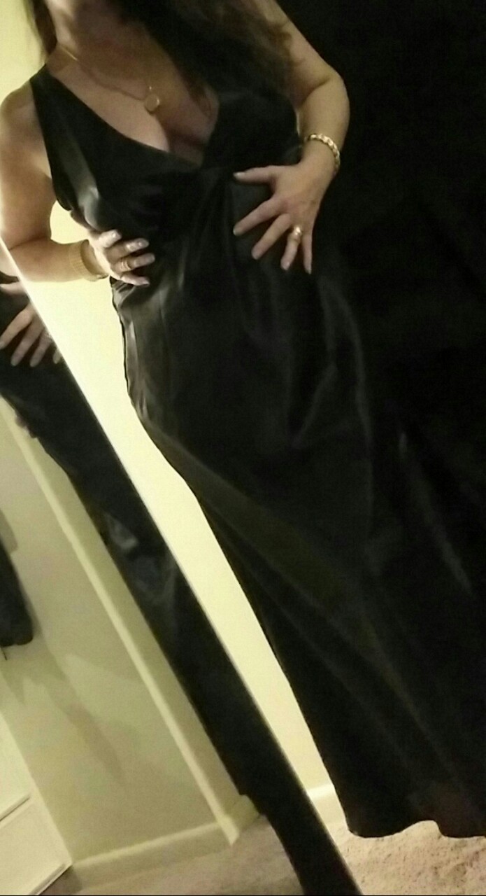 shyhousewife:  I feel very elegant in this black satin night gown.☝