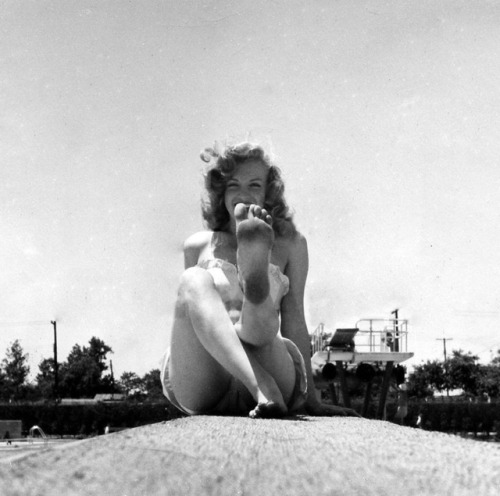 A young, pre-fame Marilyn Monroe photographed by Arthur “Weegee” Fellig in 1949.
