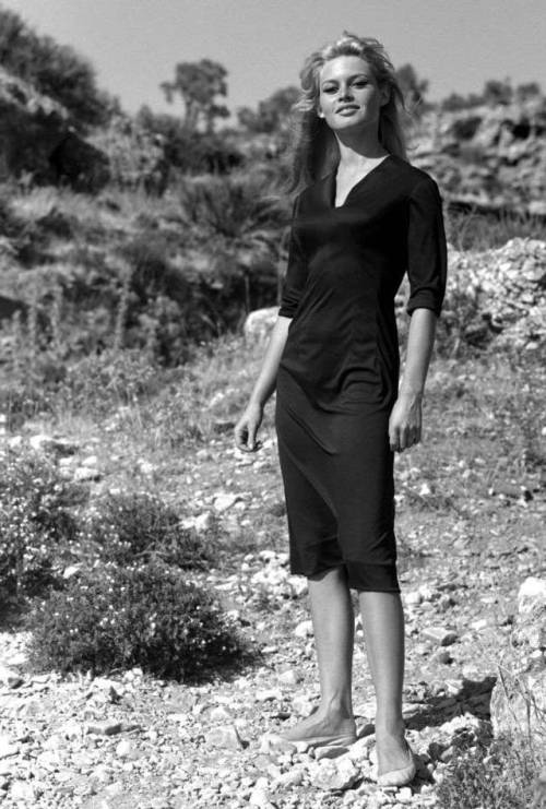 talesfromweirdland:Some photos of Brigitte Bardot in 1958. (On the set of Les bijoutiers du clair de