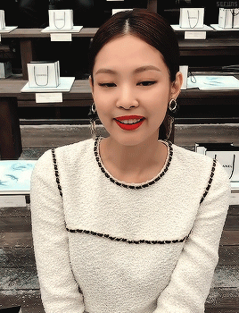 Jennie 190305 Chanel Paris Fashion Week Show