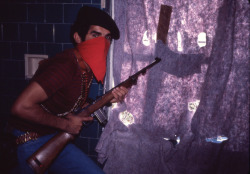 historicaltimes: A M-19 guerrilla watches the outside of the Dominican Republic embassy through the holes of a curtain, during the three-month-long Dominican Republic Embassy siege, Bogota, Colombia, 1980. via reddit Afficher davantage 