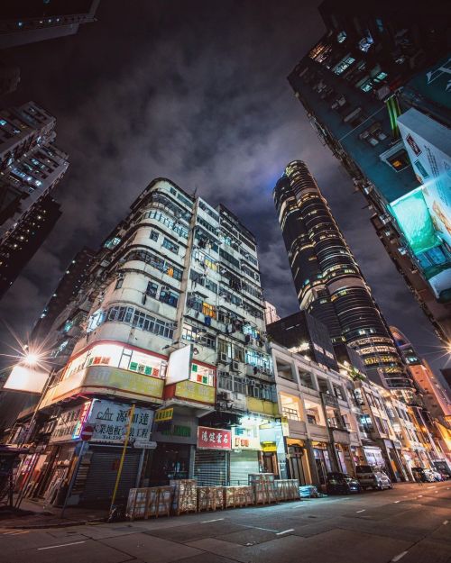 night buildings #hongkong #discoverhongkong #nightshooters #streetphotography #theimaged #ファインダー越しの私