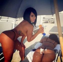 everydayphotos77:  Puts the lotion on the skin
