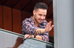 thestylinsoncrew:  Liam Payne waves to fans on the balcony of hotel in Rio 9/5