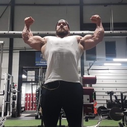 Antoine Valliant - Sitting at 277lbs and 27 weeks out.