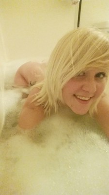 sleeepyncreeepy:  Bath time 