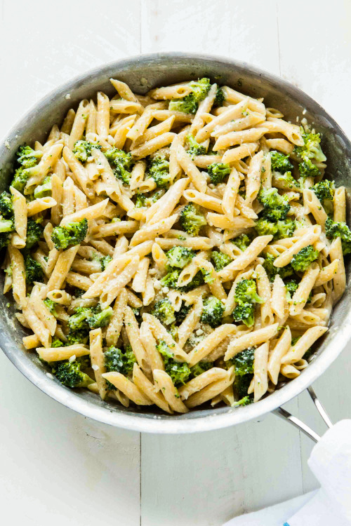 prettypasta:One-Pot Broccoli Alfredo Pasta