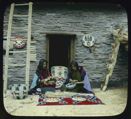 pogphotoarchives:Havasupai basketweavers, ArizonaDate: 1915?Negative Number: LS.1525  