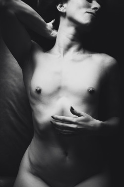 dadscarlove:  Lil pierced nipples, sexy….