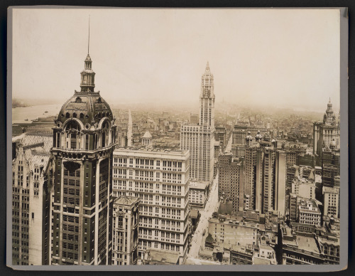  Singer and Woolworth Bldgs. from 120 Broadway. Manhattan, New York. 1916.