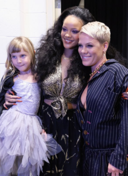 hellyeahrihannafenty:  Legends backstage at Grammys