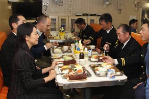 防衛省　海上自衛隊　(Japan Maritime Self-Defense Force)【マイケル・ブース氏 「きりしま」を食べる！？】　１１月２７日（金）、護衛艦「きりしま」に『英国一家、日本を食