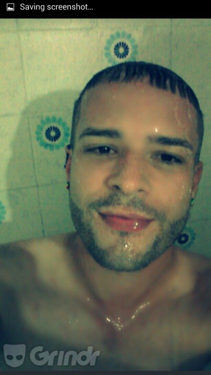 bellaqueopr:  prponce24:  Ella la que no sale de grindr y se hace el santo Alberto trabaja en dennys ponce mentiroso puto le gusta conocer varios machos ala vez y chicha con tipos diferentes cuidao con el yo se porque lo digo   Por favor pero asi hay