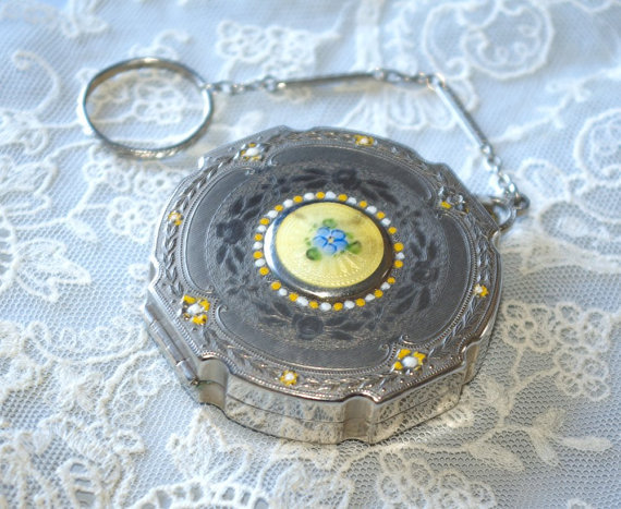 zynab1929:  1920s compact purses - girls would carry their powder, rouge and/or lipstick