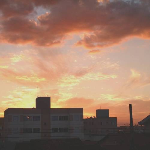 Esse instagram tá virando um compiladode fotos do céu de Uberlândia. (at Centro Cultural de Idiomas 