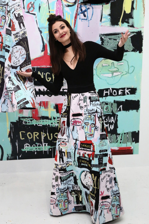 travelerg - Victoria Justice - Alice + Olivia x Basquiat CFDA...
