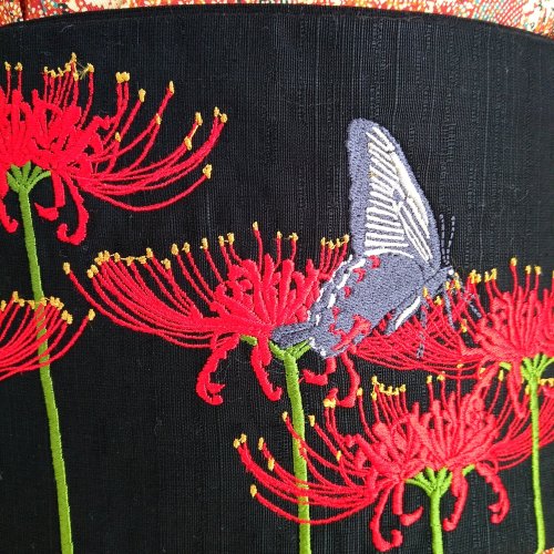 tanuki-kimono: Embroidered accessories (hanbaha obi and haneri collar) with blooming higanbana (red 